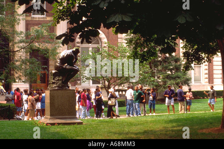 Des élèves du secondaire de Rodan passant le penseur sur le campus de l'université de Columbia. New York New York USA Banque D'Images