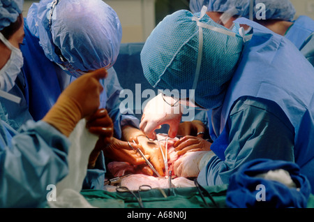 Chirurgien l'exécution d'une opération Banque D'Images