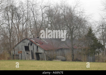 Le séchage du tabac en bois ancienne grange photographié dans la région de pâturin du Kentucky USA Banque D'Images