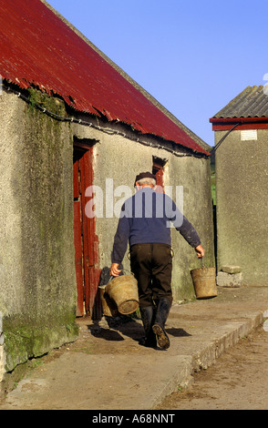 Agriculteur irlandais sur son chemin pour traire les vaches le comté de Kerry, Irlande Banque D'Images