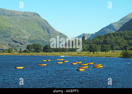 Llyn Padarn moraine glaciaire formé un barrage sur le lac avec barques et tour en ruine du château de Dolbadarn à Llanberis Gwynedd Snowdonia North Wales UK Banque D'Images