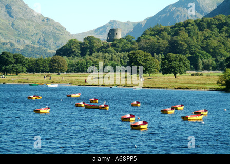 Llyn Padarn moraine glaciaire formé un barrage sur le lac avec barques et tour en ruine du château de Dolbadarn à Llanberis Gwynedd Snowdonia North Wales UK Banque D'Images