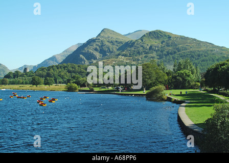 Llyn Padarn moraine glaciaire formé un barrage sur le lac avec barques et tour en ruine du château de Dolbadarn à Llanberis Gwynedd Snowdonia North Wales UK Banque D'Images