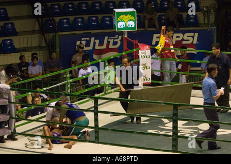 Le Muay Thai - civière d'être acheté sur le ring pour un combat k.o. Banque D'Images