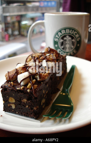 Un morceau de gâteau et un café au Starbucks de succursale de Hong Kong Banque D'Images