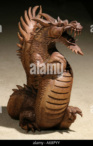 Une statue de dragon chinois en bois sculpté Banque D'Images
