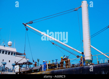 Émirats arabes unis Dubaï Mina Port Jebel Ali Chargement navire avec grue Banque D'Images