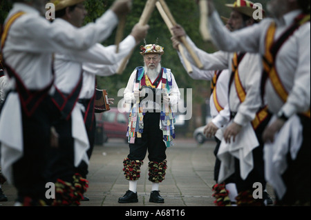 La danse Morris Men Shakespeare dans l'aube pour le premier mai à Stratford upon Avon Warwickshire Angleterre Royaume-uni CB4W7000 Banque D'Images