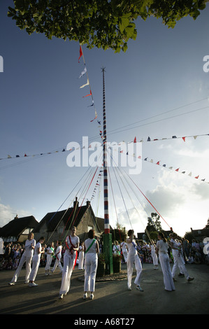 Danse traditionnelle Maypole dans le village de Worcestershire Offenham jour Mai England UK Banque D'Images