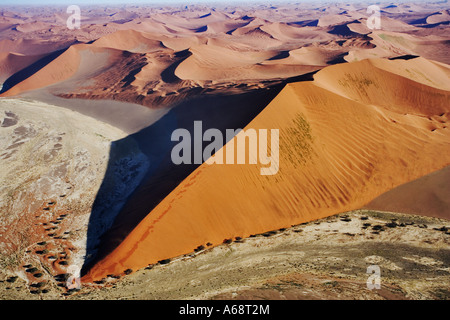Vue aérienne de sanddunes du désert du Namib en Namibie Banque D'Images