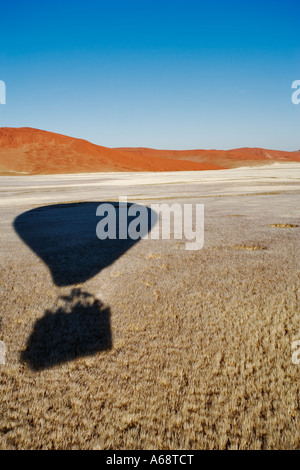 Vue aérienne de hot air balloon ombre sur le désert du Namib Namib Naukluft Park Parution Propriété Namibie Banque D'Images