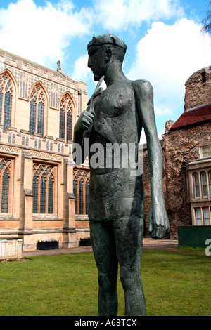 La statue de St Edmund le Martyr créé par Elisabeth Frink à Bury St Edmunds Suffolk UK Banque D'Images