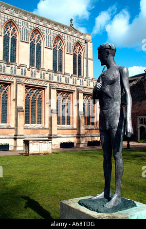 La statue de St Edmund le Martyr créé par Elisabeth Frink à Bury St Edmunds Suffolk UK Banque D'Images