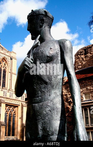 La statue de St Edmund le Martyr créé par Elisabeth Frink à Bury St Edmunds Suffolk UK Banque D'Images