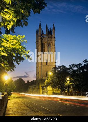 Magdalen College tower at night, de Pont-de-la-Madeleine, Oxford, Angleterre. Banque D'Images