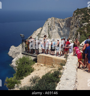 Les gens en file d'attente jusqu'à voir sur la plage de sable spectaculaires et cove de Shipwreck Bay sur la côte ouest de Zakynthos les îles Grecques Banque D'Images