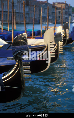 Gondoles sur le Grand Canal Venise Italie Banque D'Images