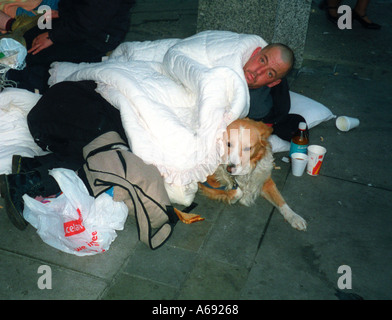 Groupe de sans-abri à s'installer pour la nuit, rue Victoria, Londres. Banque D'Images