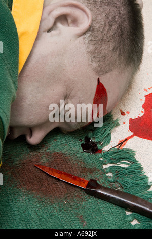 La tête de couteau et arme sur scène de crime Banque D'Images