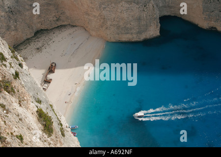 Vue aérienne de la petite embarcation près de Shipwreck Bay [célèbre], [Smugglers Cove], Zante, Zante, [Îles Ioniennes], Grèce Banque D'Images