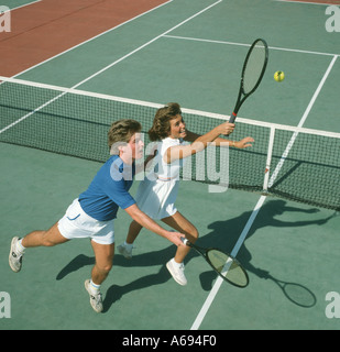 Jeune couple jouant au tennis Banque D'Images