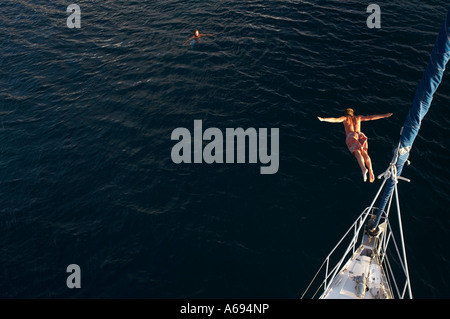 L'homme de plongée plongée de la voile dans les îles Vierges britanniques Banque D'Images