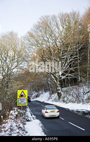 Location d'une descente dans des conditions hivernales avec escape lane avertissement Wales UK Banque D'Images