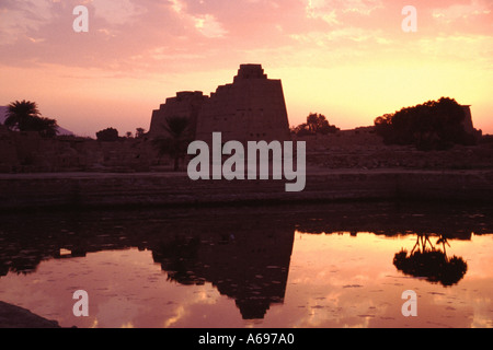 Coucher de soleil sur le Lac Sacré de Karnak Banque D'Images