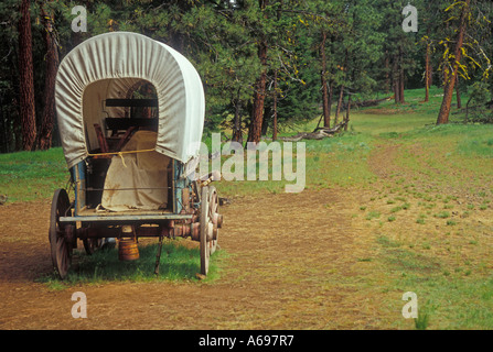 Wagon couvert sur l'ancien stage coach road à Blue Mountain Oregon Trail Crossing site d'interprétation de l'USFS l'Est de l'Oregon Banque D'Images