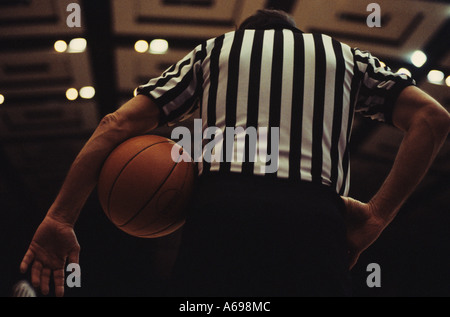 Le long de l'arbitre de touche holding basketball U de W Seattle Washington State USA Banque D'Images