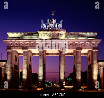 L'Europe, Allemagne, Berlin, Porte de Brandebourg au crépuscule Banque D'Images