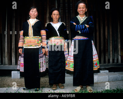 Trois femmes Hmong habillés en vêtements traditionnels. Vietnam Banque D'Images