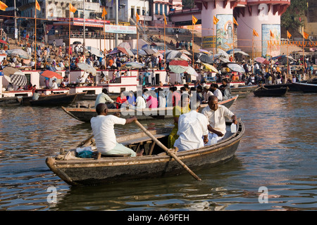 Les Ghats hindou sur la rive ouest du fleuve saint Ganges à Varanasi dans l'Uttar Pradesh, région du nord de l'Inde Banque D'Images