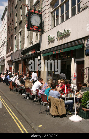 UK London Soho Frith Street Cafe Italia diners en plein air sous le soleil Banque D'Images