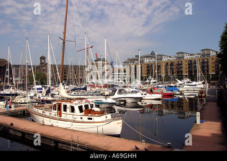 UK London St Katharines quai des bateaux amarrés dans le bassin intérieur Banque D'Images