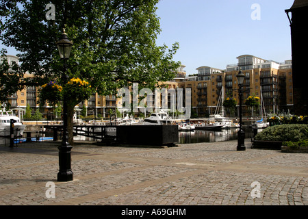 UK London St Katharines bateaux Dock et appartements Banque D'Images