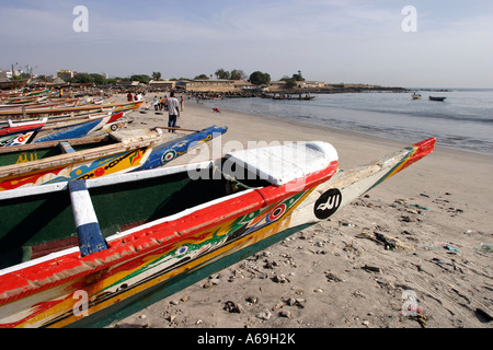 Soumbédioune Dakar Sénégal pirogues de pêche Bateaux de pêche sur la plage Banque D'Images