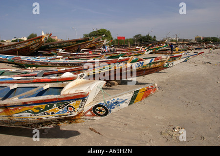 Soumbédioune Dakar Sénégal pirogues de pêche des bateaux sur la plage Banque D'Images
