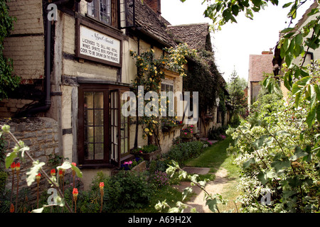 UK South Littleton Worcestershire the Fleece inn garden Banque D'Images