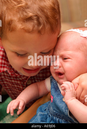 Bébé reçoit un gros câlin de big brother Banque D'Images