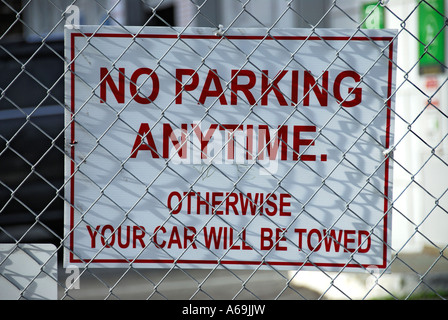 'A 'Pas de stationnement en tout temps sinon votre voiture sera remorqué', sur 'grillage', USA'. Banque D'Images