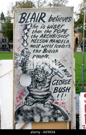 Guerre en Irak avec anti manifestant des signes à la place du Parlement en face du Palais de Westminster London UK Banque D'Images