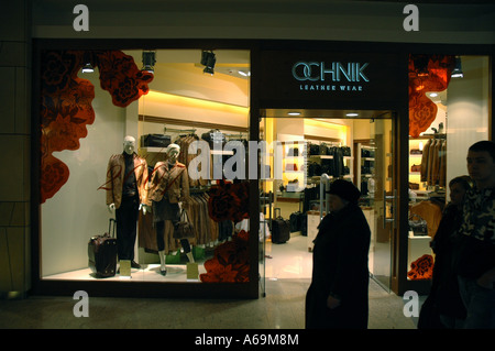 Boutique de vêtements en cuir Ochnik Zlote Tarasy (Golden Terrasses) centre commercial de Varsovie, Pologne Banque D'Images