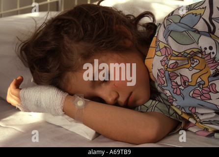 Jeune fille endormie dans le lit d'hôpital Banque D'Images