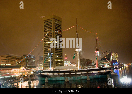 USS Constellation Noël lumières garland port intérieur de Baltimore Maryland Banque D'Images