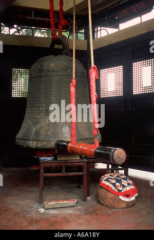 China, Shanghai, Emei Shan, Baoguo Si, cloche en bronze massif, temple ; il est appelé avec un grand tronc d'arbre oscillant Banque D'Images