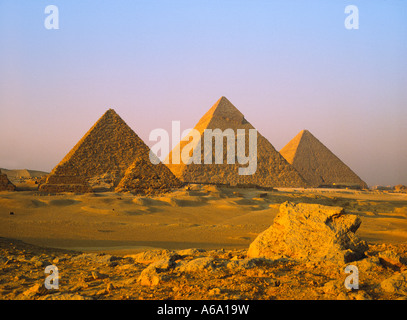 Giza, Egypte ; sur les pyramides au coucher du soleil. Banque D'Images