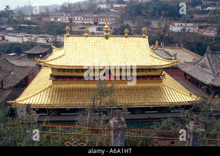 La Chine, le Qinghai, Ta'er Si, grand toit d'or, Hall, les tuiles d'or du temple, elevated view Banque D'Images