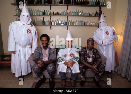 Ku Klux Klan Florida noir et blanc groupe suprématiste rencontrez avec Klan pour discuter des politiques. John B. Baumgardner dans le centre Banque D'Images