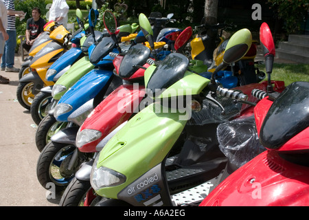 Une gamme colorée de Strada RX8 49,5cc 2 temps refroidi par air, les scooters. Grand Old jour St Paul Minnesota USA Banque D'Images